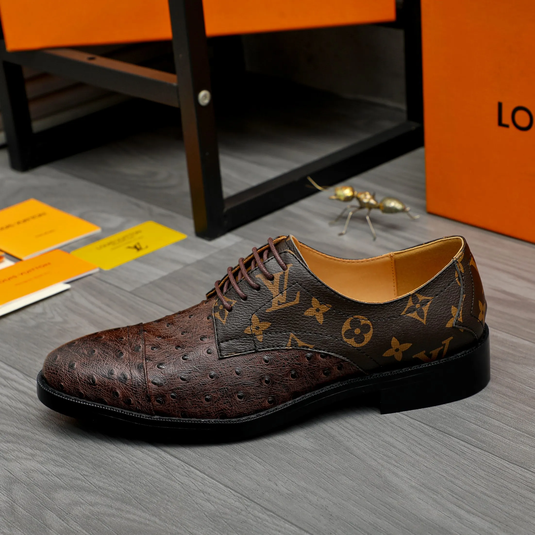 Men's shoes 💰500 Product trademark: LV "Louis Vuitton" business formal leather shoes Regular size: 39-45 (.45 customization is non-refundable) Product materials: Selected ostrich pattern cowhide stitching upper, cowhide lining, original rubber outsole